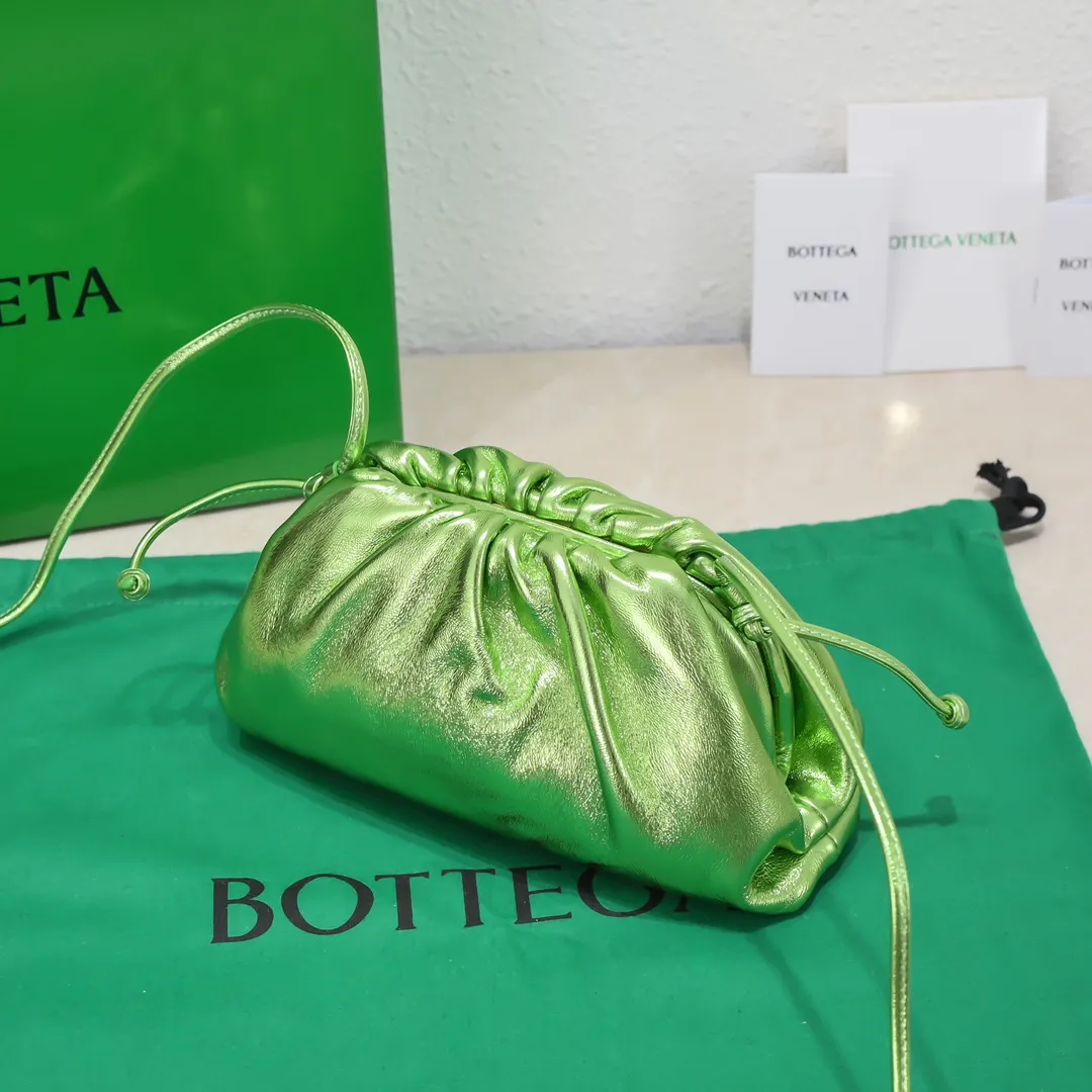 B's new product is online. The most popular cloud crossbody bag has new samples! If you think the original look is ordinary, then you will definitely like this one😍 The leaf-green slightly wrinkled bright metal and the often woven appearance present a classic work with a cool high-end feel. The look is already super cool when you pick it up. You must have the most special color. Size: 22x12x7, model: 6671#